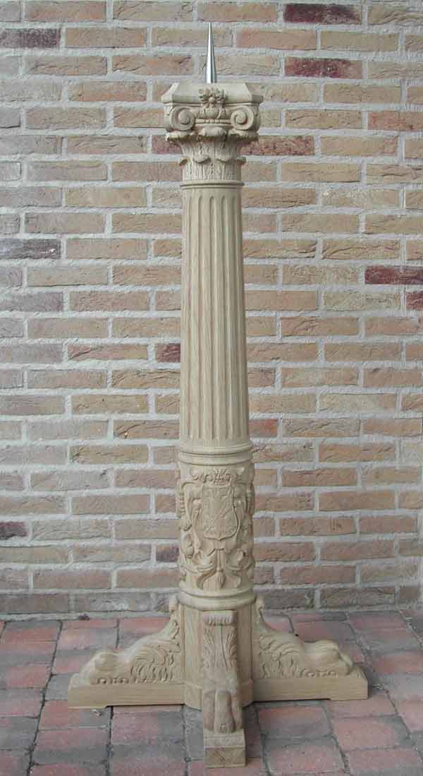 Paaskandelaar voor het gekleurd werd